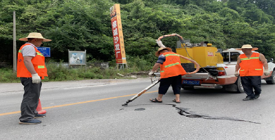 恩施公路：精细养护迎车检“大考”