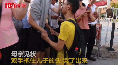 高考后“跪地谢母”男生考了635分，超一本线139分！他却表示…
