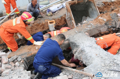 建始一工地围墙垮塌致一人被困 消防等部门成功救援