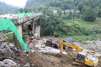 恩施公路：桥梁建设施工忙