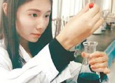 回校参加毕业典礼 路上遇到紧急状况 火车上 湖医女生接连救治两乘客  