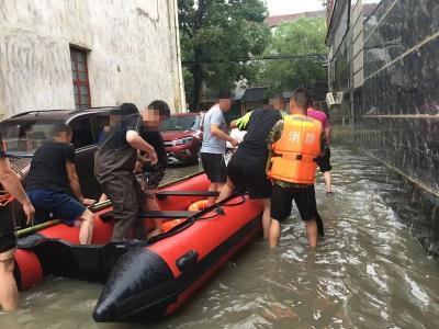 大雨后的秩序井然 一座城的共同努力