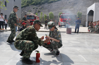 巴东：情牵留守儿童走进消防中队共享端午佳节