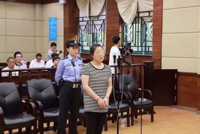 【关注】获刑3年半、落户资格取消！她为这一行为付出代价