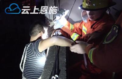 视频 | 巴东一男子欲翻回自家被困半空，原因竟是这个