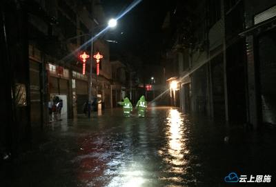利川南坪暴雨来袭，民警全力抢险救灾