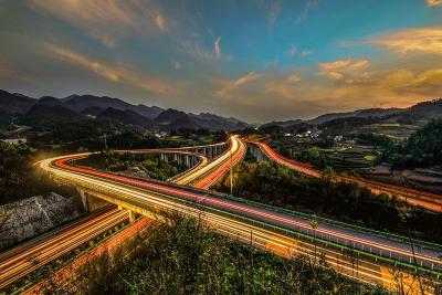 宣鹤高速进入路面层铺设阶段