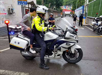 恩施：考生遗忘准考证 恩施“快骑”飞奔相助 学生鞠躬致谢 
