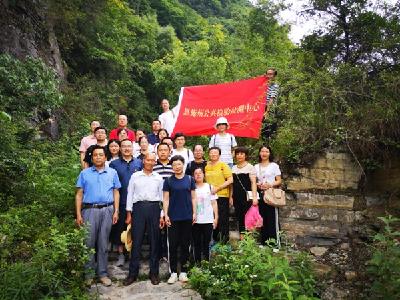 踏访红色足迹  发扬奋斗精神