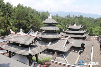 暑期游高峰已至 恩施土司城受亲睐