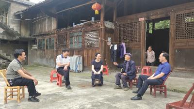 “七一”慰问老党员 组织关怀暖人心
