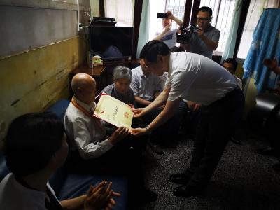 张富清同志“全国优秀共产党员”称号颁授仪式在来凤县举行 