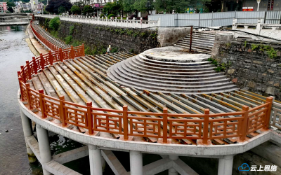 建始广润河滨河景观带进入仿木护栏喷漆上色阶段