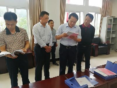 湖北省人大常委会委员、省人大教科文卫委员会主任委员刘传铁到我州开展执法检查和视察工作