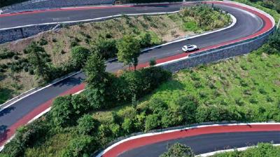 宣恩县首条盘山彩色旅游公路建成投用