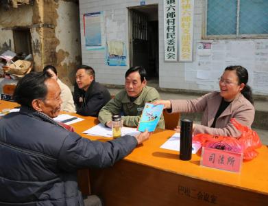 心贴心服务、手握手合作  