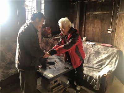 【不忘初心、牢记使命】刘亚：带病坚守扶贫路 排忧解困暖人心