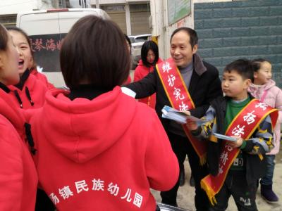 利川柏杨司法所元旦佳节送法进村