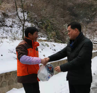 扫雪除冰保畅通，春节慰问暖意浓