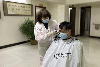 “托尼老师”进小区，免费义剪暖人心