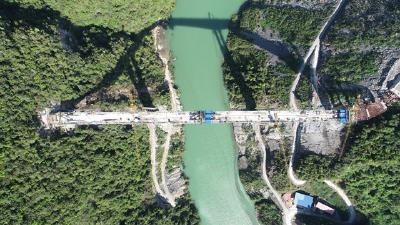 南潼公路（复建段）工程两河口大桥主桥顺利合龙