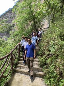 吕金施带队助力旅游扶贫消费
