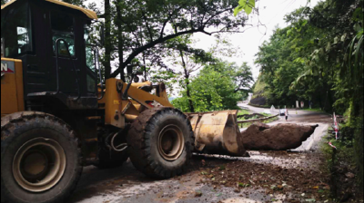 暴雨侵袭恩施州 公路部门在行动