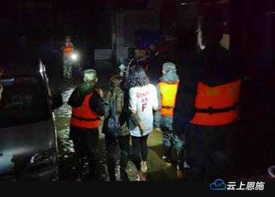 鹤峰：民兵分队闻“汛”而动 雨夜紧急转移14名群众