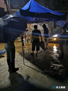 扶着钢索护群众过河！昨夜，恩施州多地遭暴雨袭击 抢险救灾迅速展开 