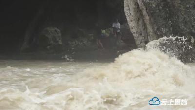 来凤：暴雨致河水猛涨2名老人被困 消防紧急救援