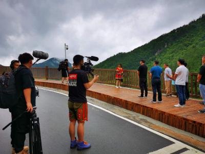 中央新闻纪录电影制片厂摄制组来建始了