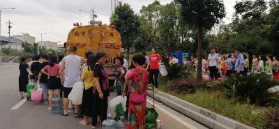 鹤峰养护工送水到恩施: 看到人们期待的目光 油然而生一种责任感