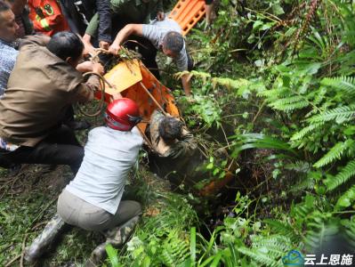 巴东一村民上山采菌坠20米深天坑 消防迅速成功救援
