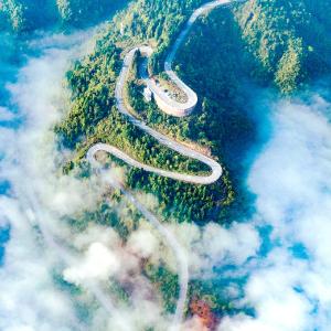 鸟瞰利川佛宝山 乡村公路别样景