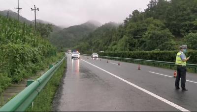 受暴雨影响，沪渝高速利川段齐岳山隧道进行交通管制