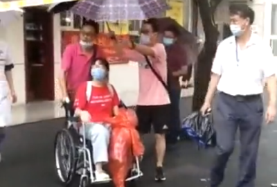 V视 | 暖心！利川一考生腿部受伤 众人护送其进考场