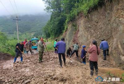 利川：村民自发组织护路排险 冒雨清理沟渠