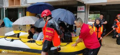 建始遭特大暴雨袭击，各方力量及时疏散转移和妥善安置涉险和受灾群众