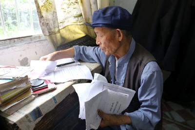“活到老 学到老” 恩施83岁老党员研读《民法典》
