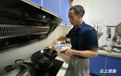 老党员王财富照顾患病妻子20多年：“娶了她，她就是我的责任”