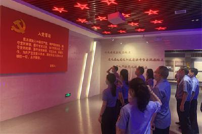 来凤：常思贪欲之害，常怀律己之心 ——组织干警参观县纪法警示教育基地