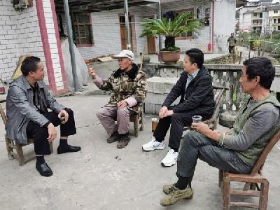 张在勇到恩施市三孔桥社区走访调研