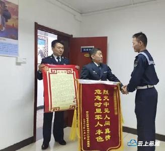 途经建始遇火灾，他三闯火海，勇救俩人，为海军战士黄思镇点赞！ 
