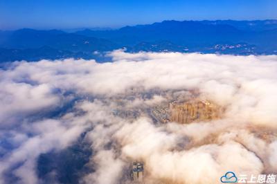 建始现平流雾景观 雾绕山城似仙境