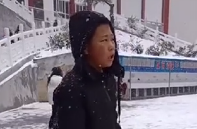 建始：风雪中背书的少年 真飒！