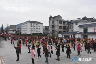 宣恩：千人“打”连厢  活态传非遗 