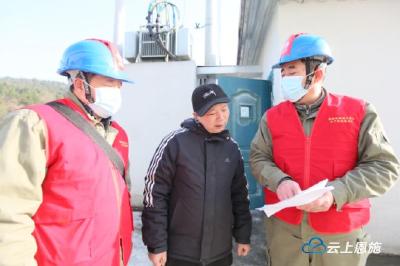 宣恩：党员访企 登门送“礼包” 