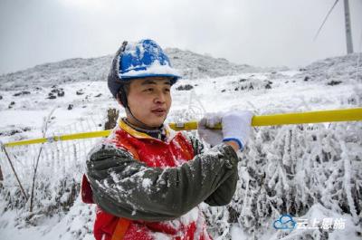 组图 | 雪山巡线忙 