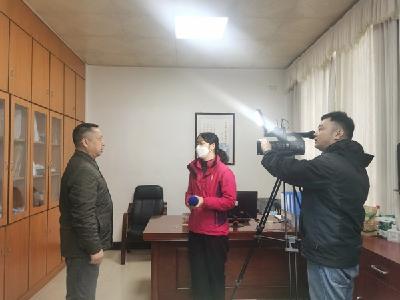 湖北电视台《人大聚焦》栏目记者来我州采访