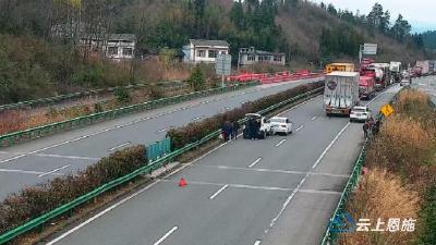 利川：两车追尾后停于快车道 民警广播喊话消除险情 